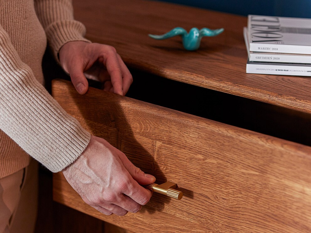 Elegante handgrepen in goudkleurig aluminium die prettig in de hand liggen