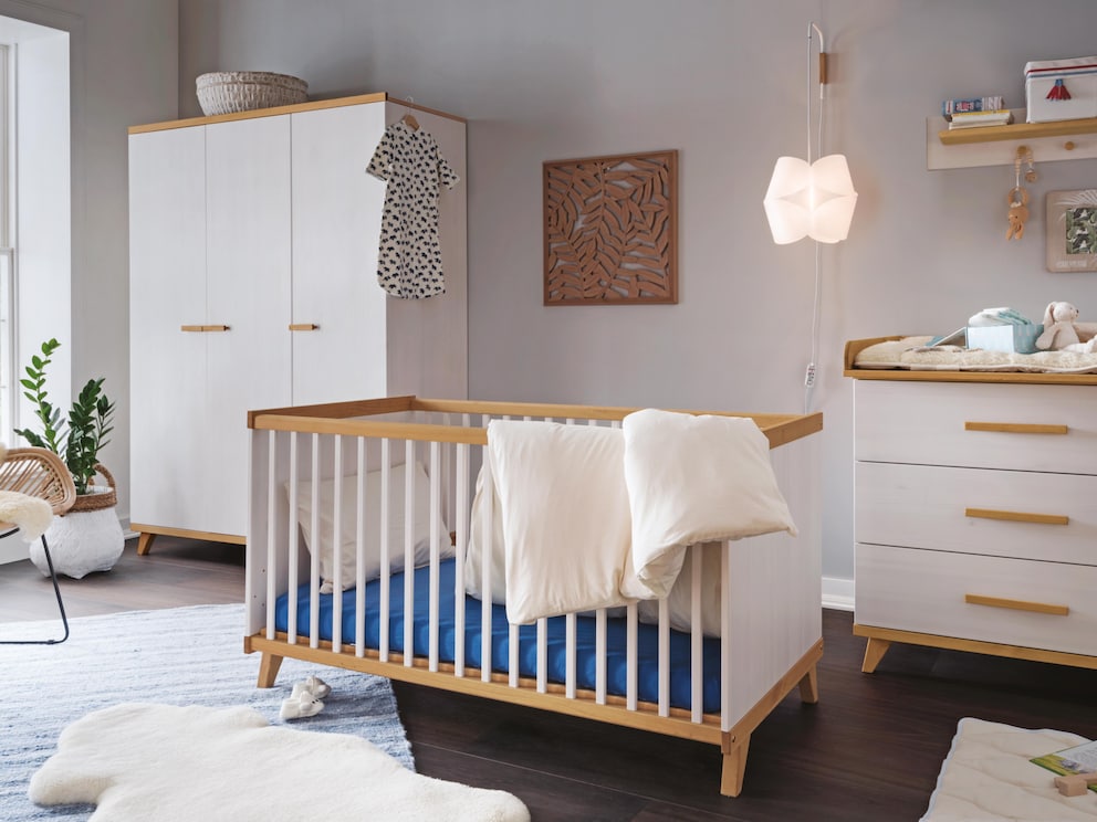 Babybed Lunda in wit met loogkleurige decors brengt lichtheid in de babykamer