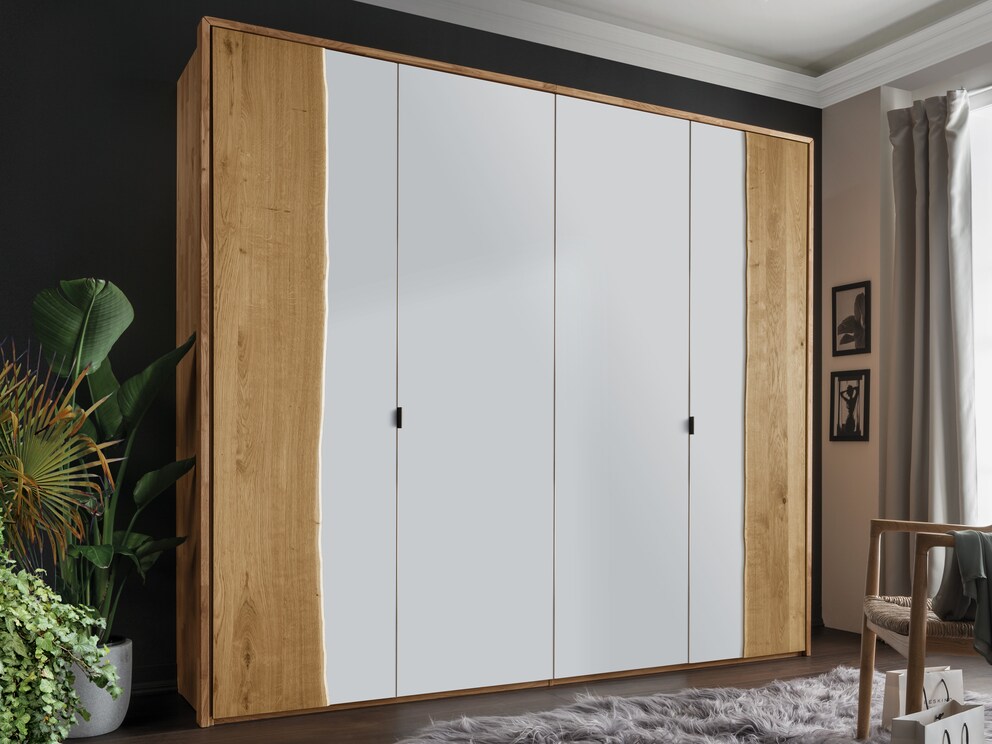 De 4-deurs versie in wild eiken met 2 witte glazen deuren en verfijnde schuine handgrepen