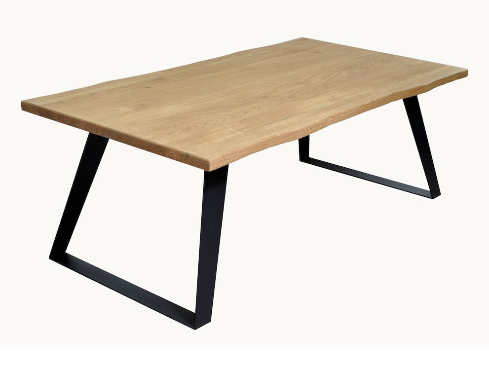 Tijdloze salontafel met opvallend blad van wild eiken en zwart metalen onderstelTijdloze salontafel met opvallend blad van wild eiken en zwart metalen onderstel