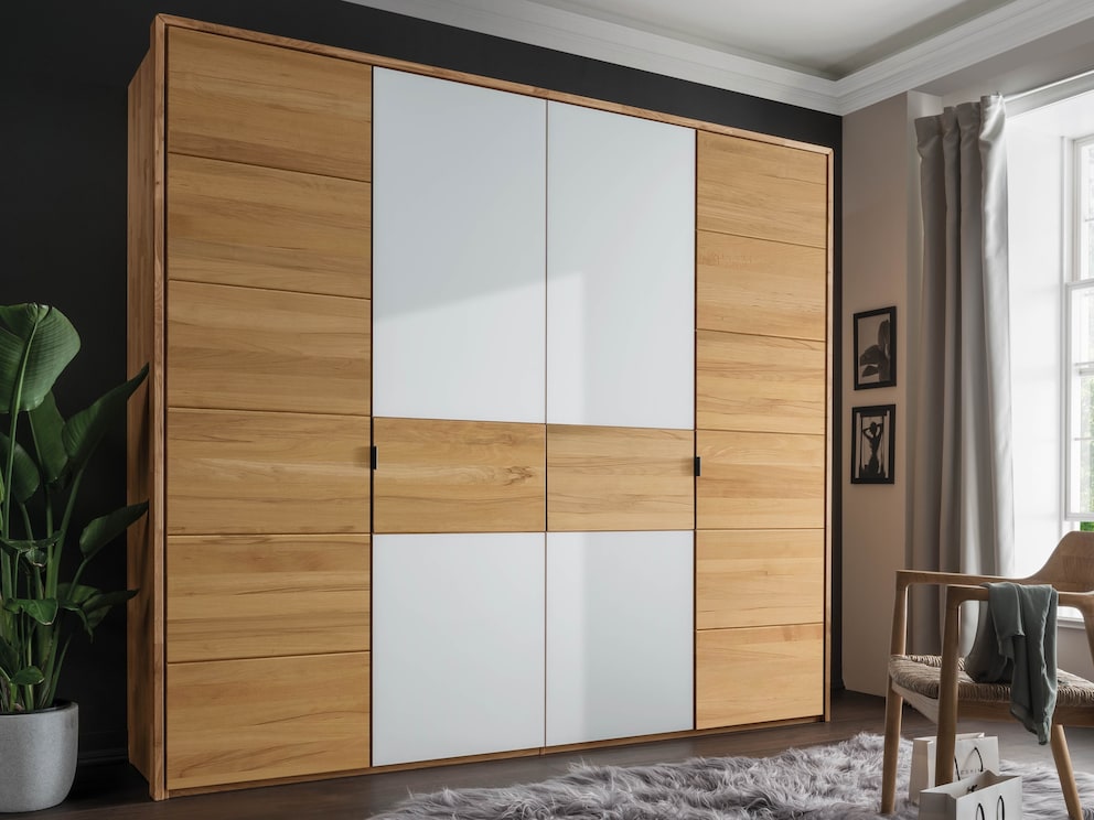 Het koele, gladde witte glas vormt een mooi contrast met het warme massieve hout
