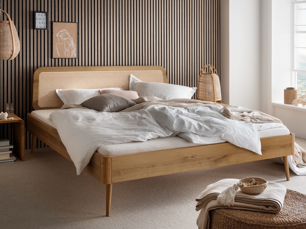 Massief houten bed Vienna met Weens vlechtwerk aan het hoofdeinde, hier in wild eikenhout