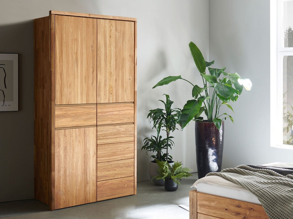 Voor kleinere slaapkamers is de 2-deurs ideaal, hier met geolied oppervlak en passe-partout-frame