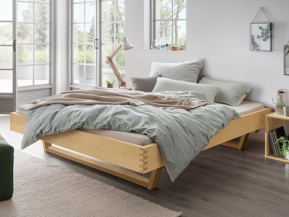 Bed zonder hoofdbord met houten lopers, massief beukenhout