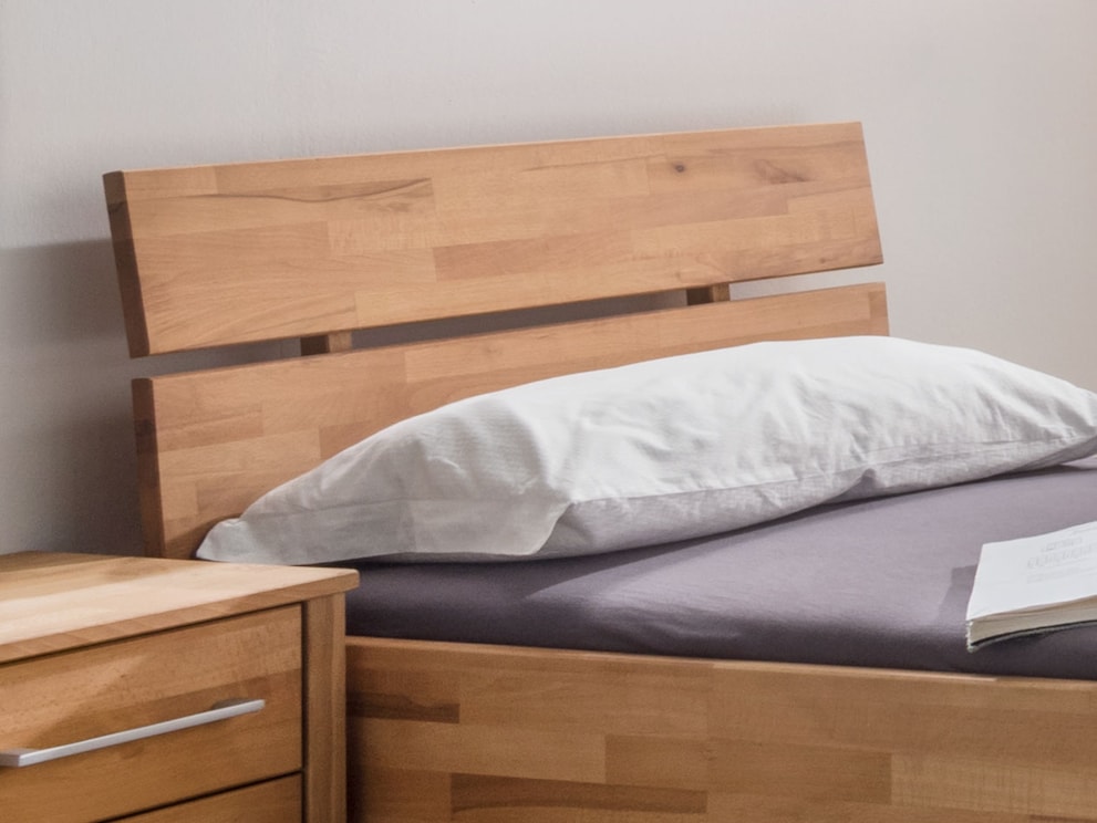 Het tweedelige hoofdeinde is comfortabel gekanteld en nodigt uit om te snuffelen en te chillen