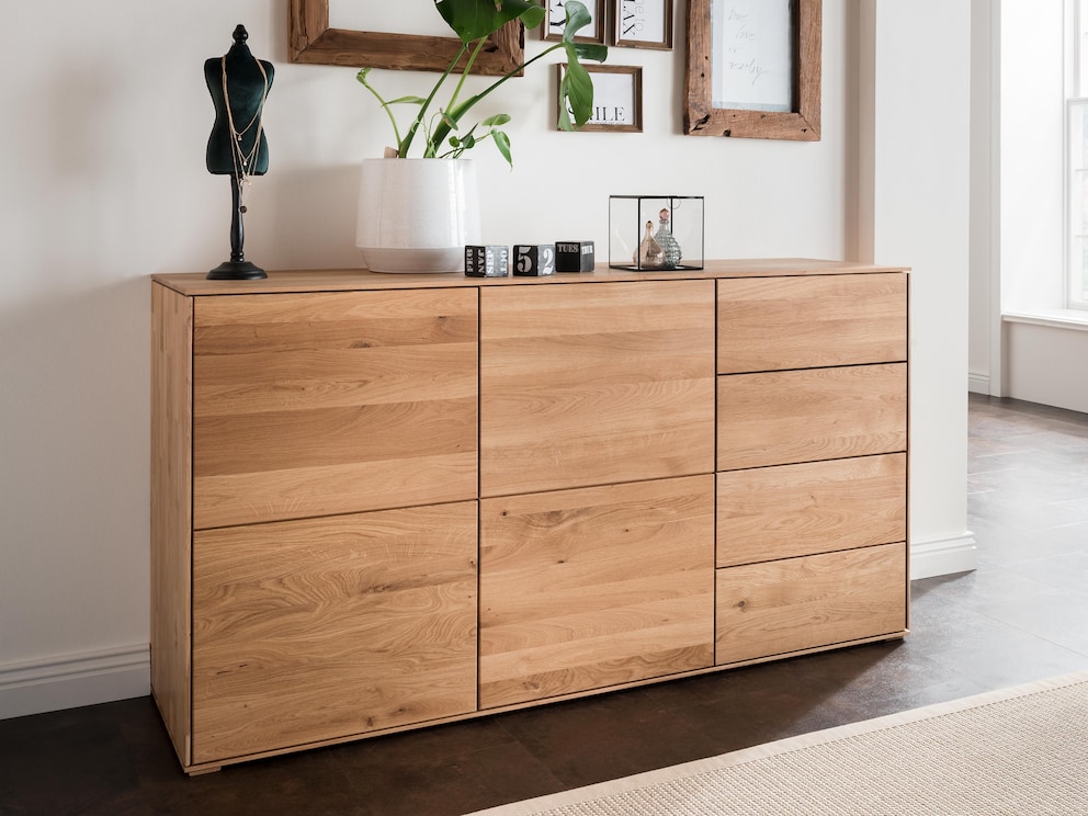 Sideboard Bellavista, hier in Wildeiche, ist modern und geradlinig gestaltet