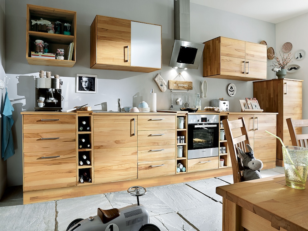 De massief beukenhouten sokkel rondt uw keuken perfect af