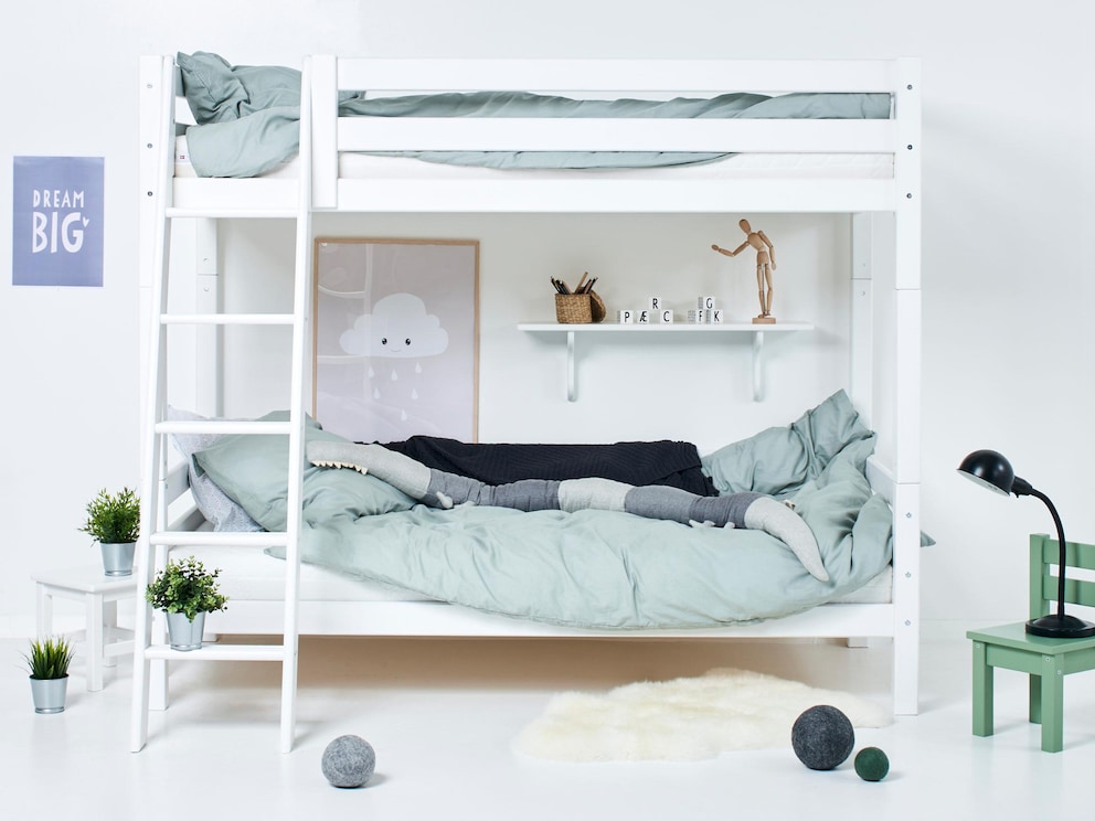 Het hoog stapelbed is ook verkrijgbaar met een licht aflopende trap