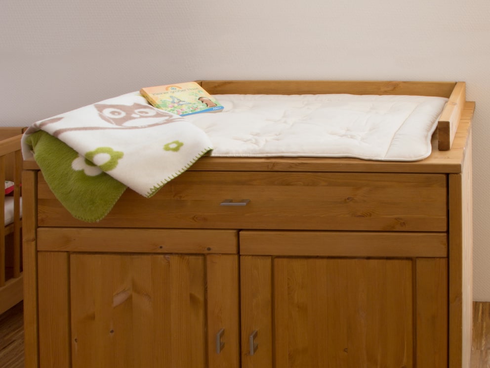 Tapis à langer d’une nuance crème naturelle avec joli matelassage à petites étoiles