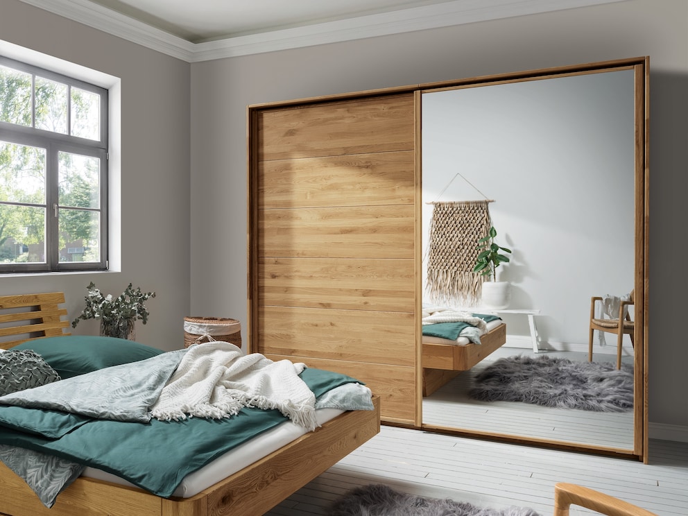Ici, l'armoire à 2 portes « Fiona » en chêne sauvage avec une porte à miroir pratique