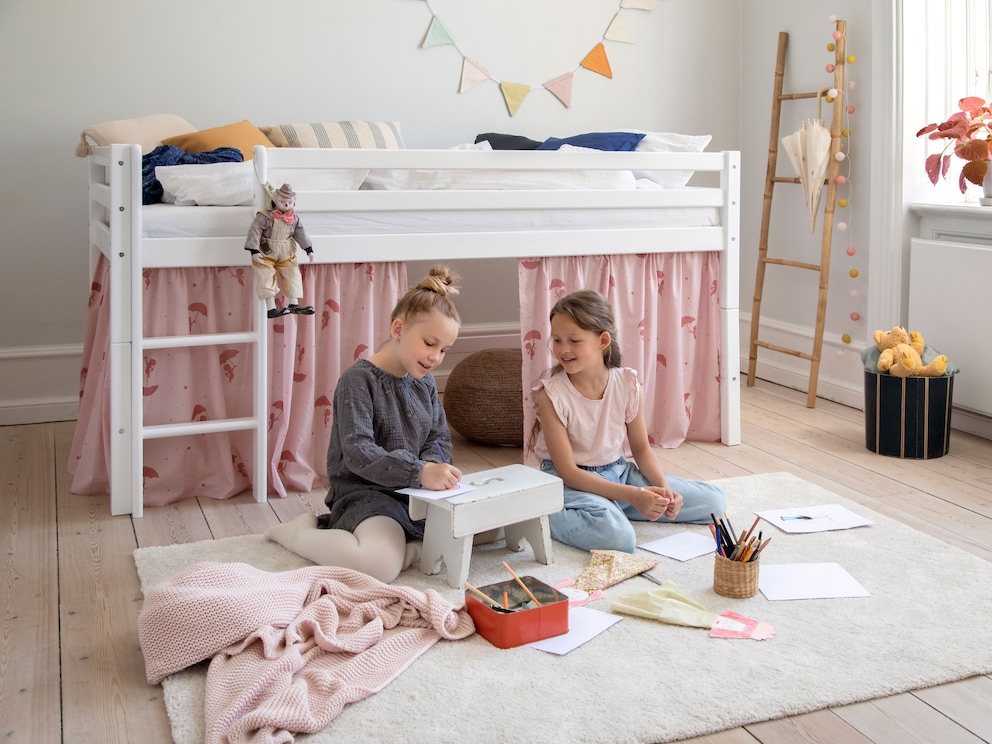 Mit Vorhängen wird der Platz unter dem Bett zu einer fantasievollen Spielhöhle, hier in Weiß