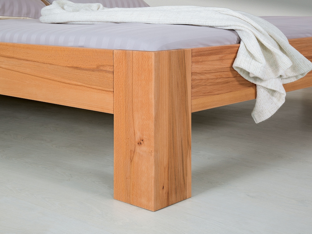 Elegant detail: de hoekige poten hebben een nerf in tegengestelde richting van het bedframe