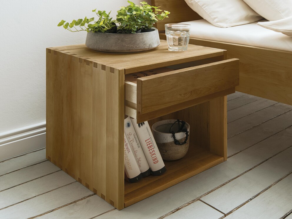 Cubic nachtkastje met slimme hoekverbinding - hier variant 01 gemaakt van wild eikenhout