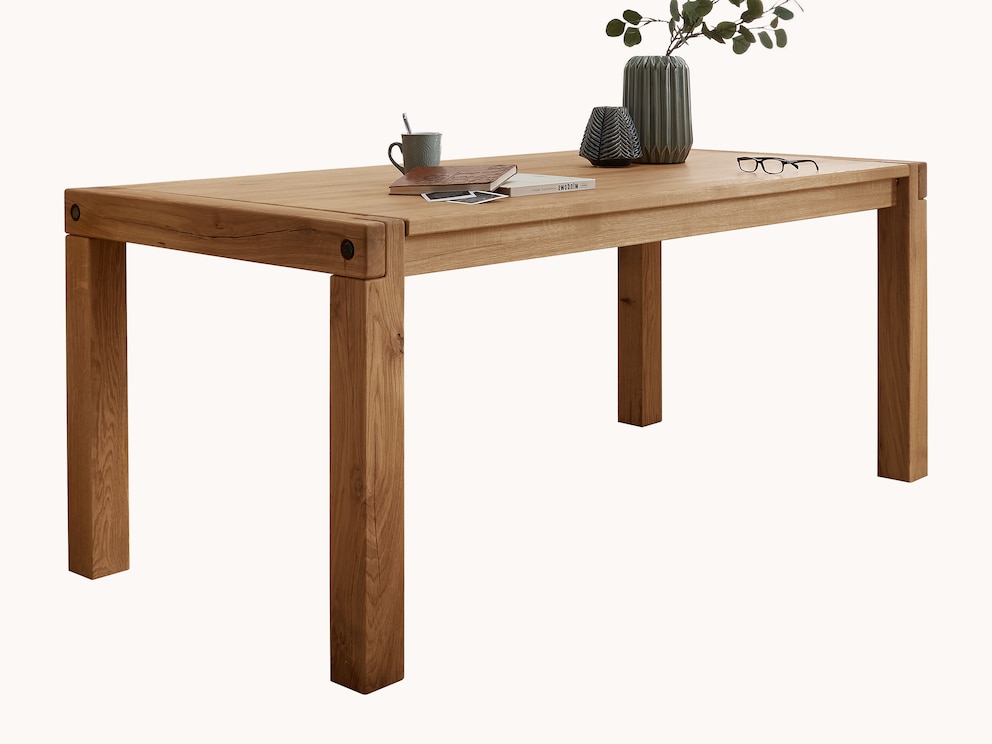 Buitengewone eettafel van wild eikenhout met vele fascinerende details