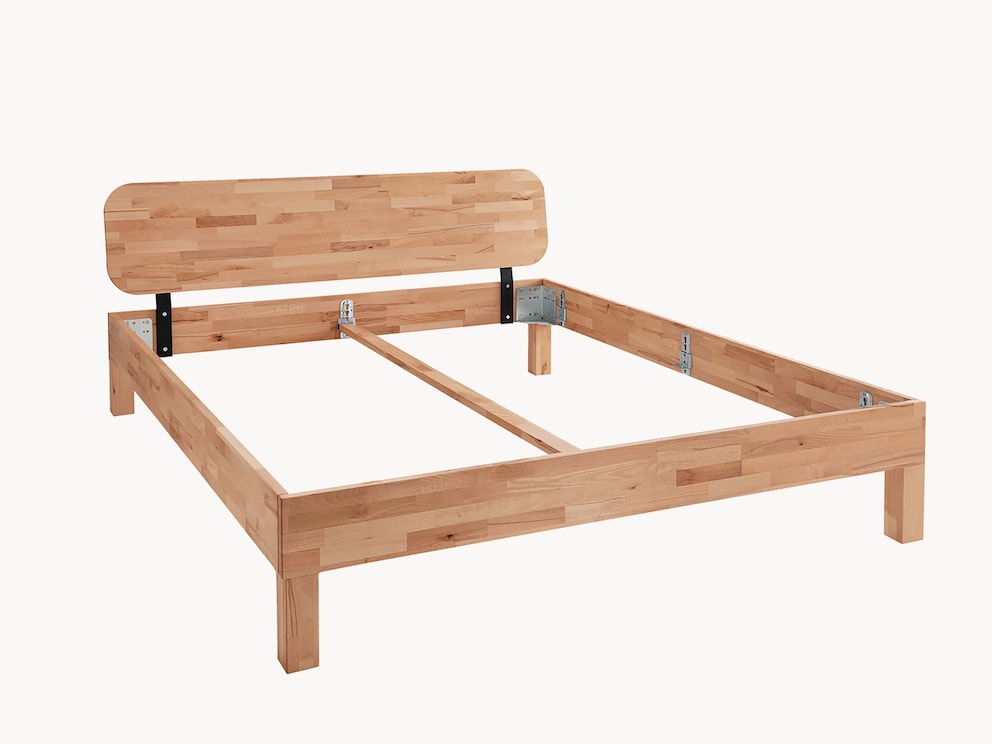 Hier het bed in kernbeuken met afgerond hoofdbord en hoekige poten