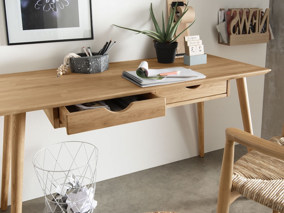 Avec 2 tiroirs pratiques insérés sous le plateau de table - ici Varilla en chêne