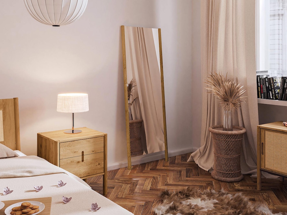 De moderne Rota spiegel met ronde kolompoten - hier in wild eiken