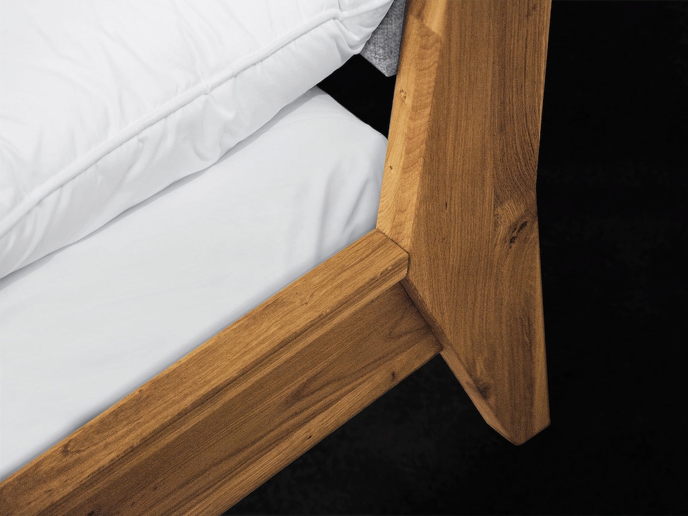 De hoofdborden zijn vakkundig onder een hoek in het bedframe verwerkt