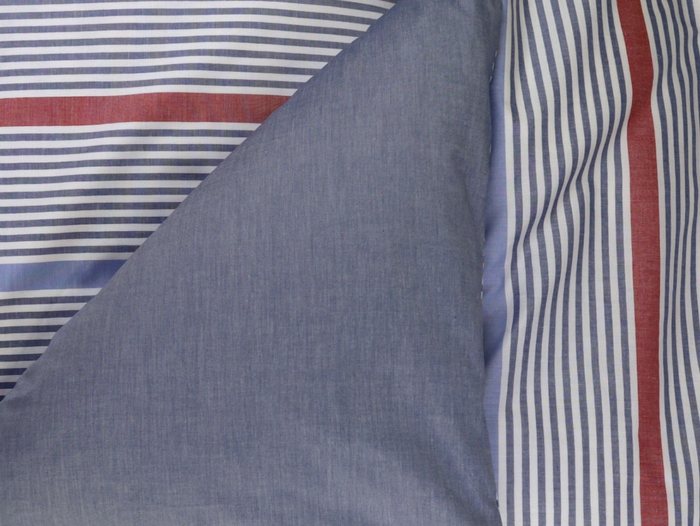 Geraffineerde doubleface look - één zijde met een slim kleurenspel, de andere zijde effen in aantrekkelijk denimblauw