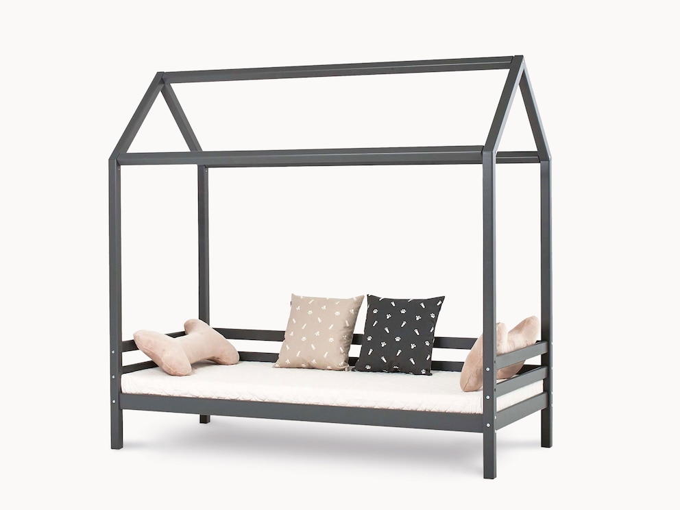 Overdag kan het bed ook als comfortabele bank worden gebruikt, hier met grijs gelakt grenenhout