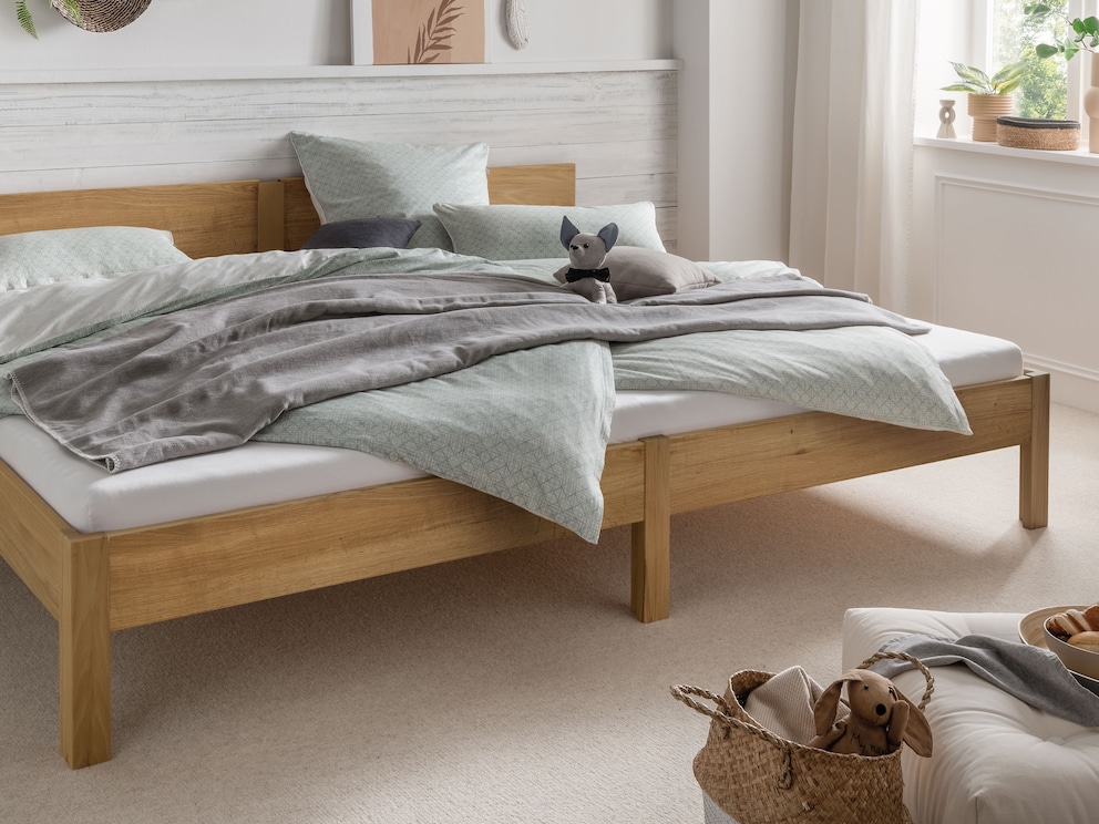 Modernes, geradliniges Design, hier das Bett aus massiver Wildeiche