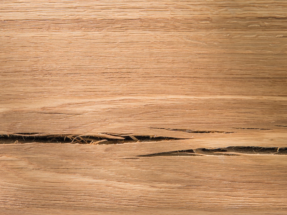 Natuurlijke groeischeuren in het hout maken uw meubelstuk opvallend uniek