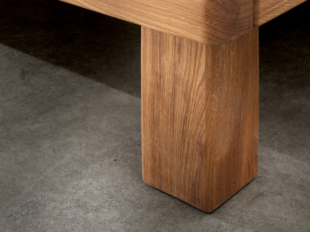 Les pieds en bois robustes donnent un aspect rustique classique