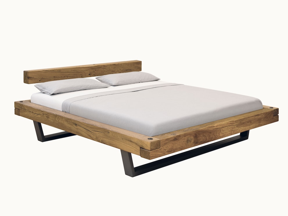 Het lichte en luchtige zwevende bed Madea schittert in fraai gevormd wild eikenhout met bijpassend nachtkastje