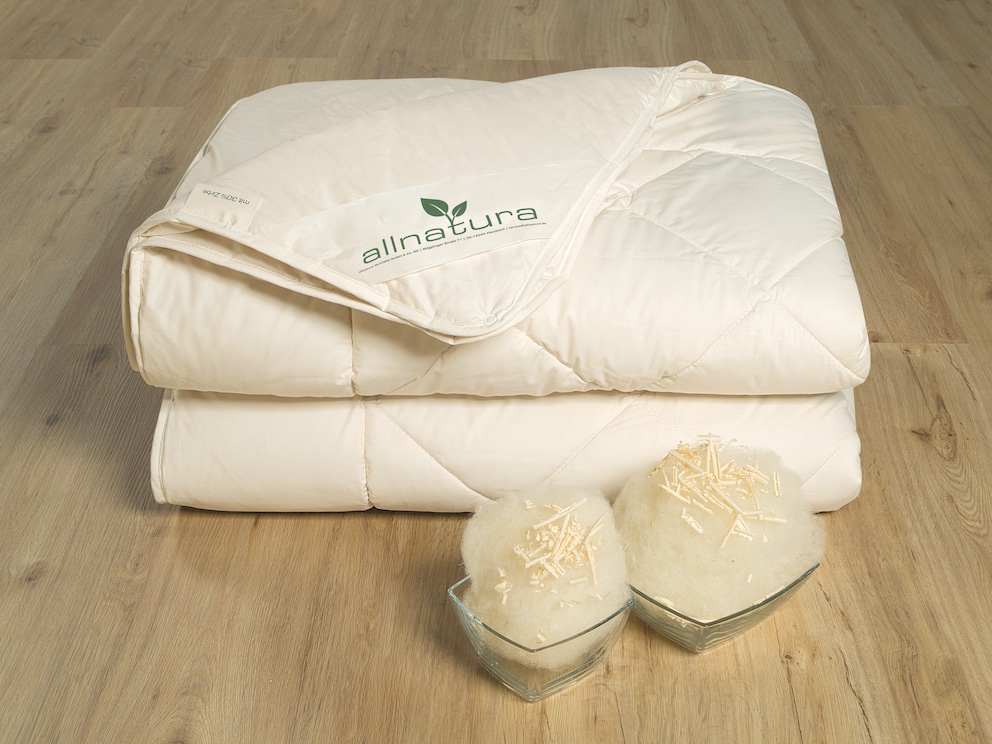 Les copeaux très fins en bois de pin des Alpes sont glissés dans le garnissage en 100 % laine vierge