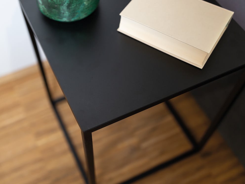 De vierkante versie van de tafel met metalen tafelblad heeft een zeer moderne uitstraling.