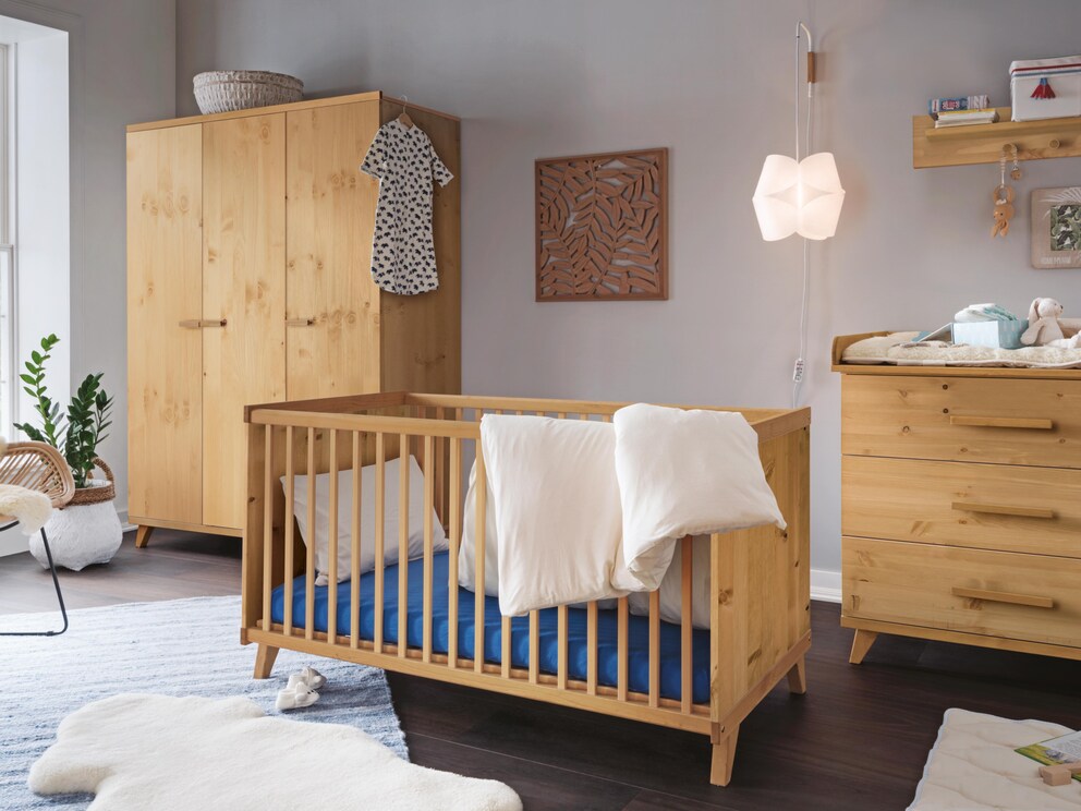 Babybed Lunda met andere tijdloos moderne meubelen uit de babykamer serie