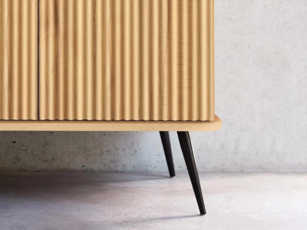 Die schrägen Metallfüße schaffen in Kombination mit dem Holz einen interessanten Material-Mix