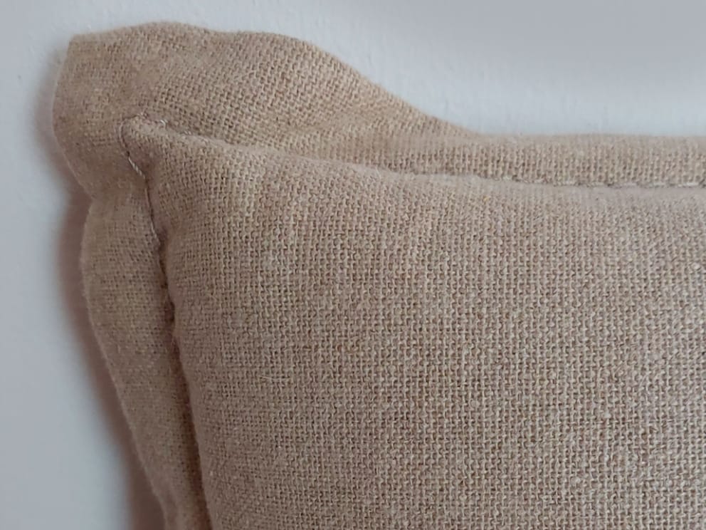 Voici le détail de la noble housse en lin de couleur naturelle