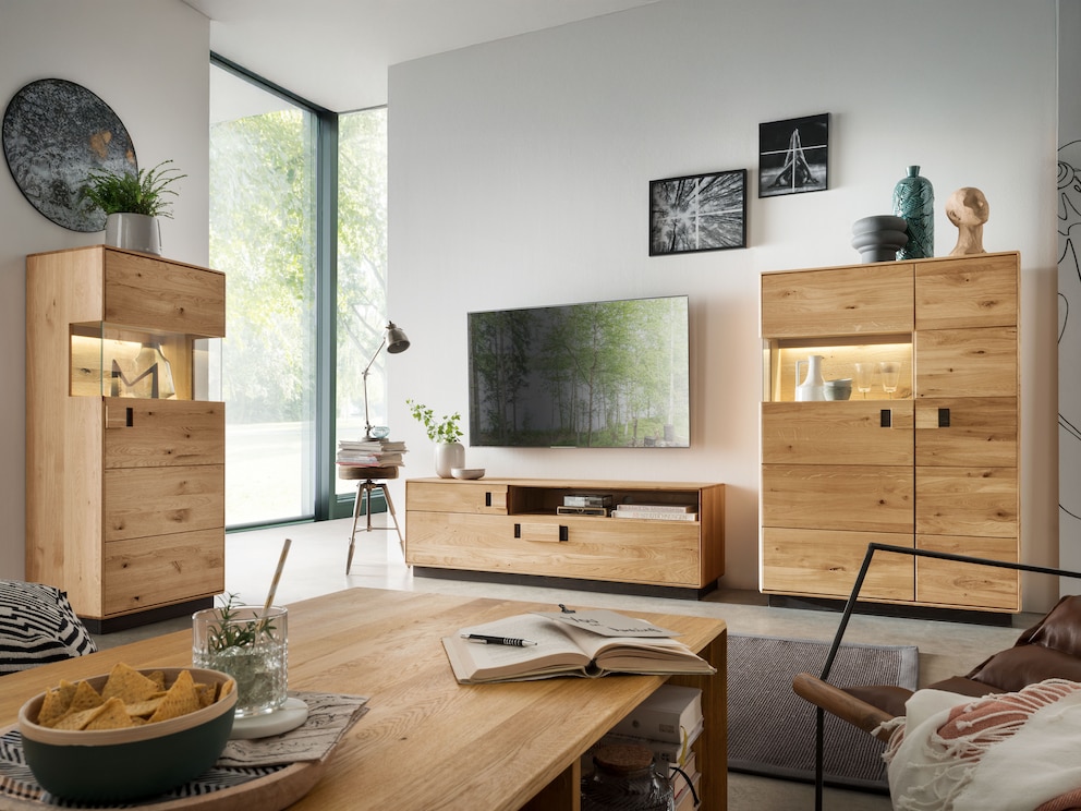 Edle Vitrine in raffiniertem Materialmix - links Variante 02, rechts Variante 03