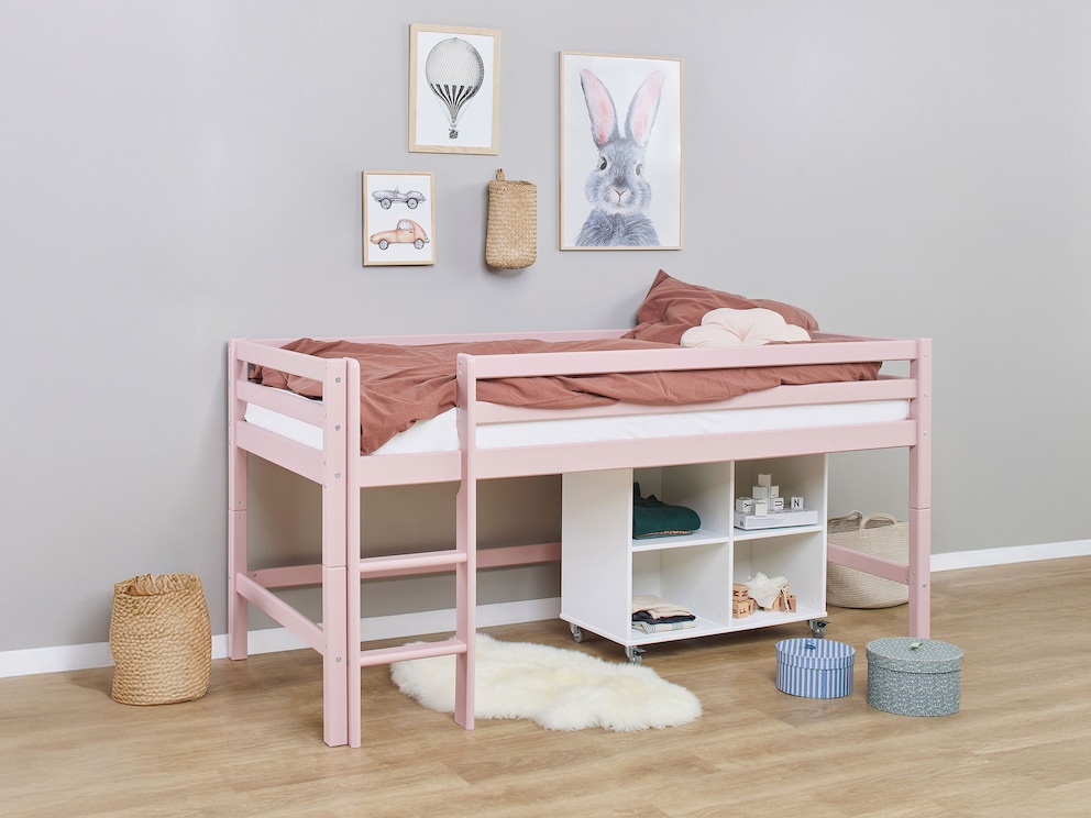 In zartem Rosa verbreitet das Bett Geborgenheit und Wärme im Kinderzimmer