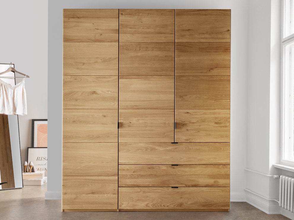 Armoire « Gaveta » avec tiroirs et poignées angulaires élégantes - ici en 3 portes en chêne sauvage