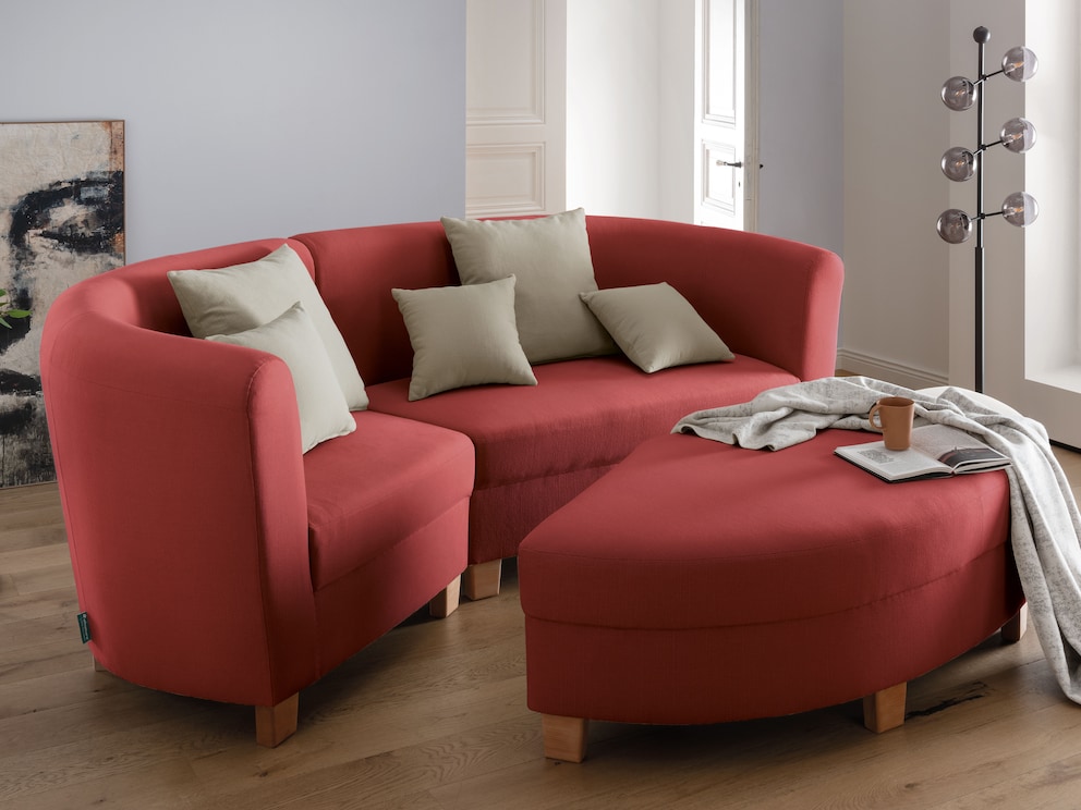 Coussins beiges en contraste élégant avec « Trementa » en rouge flamboyant