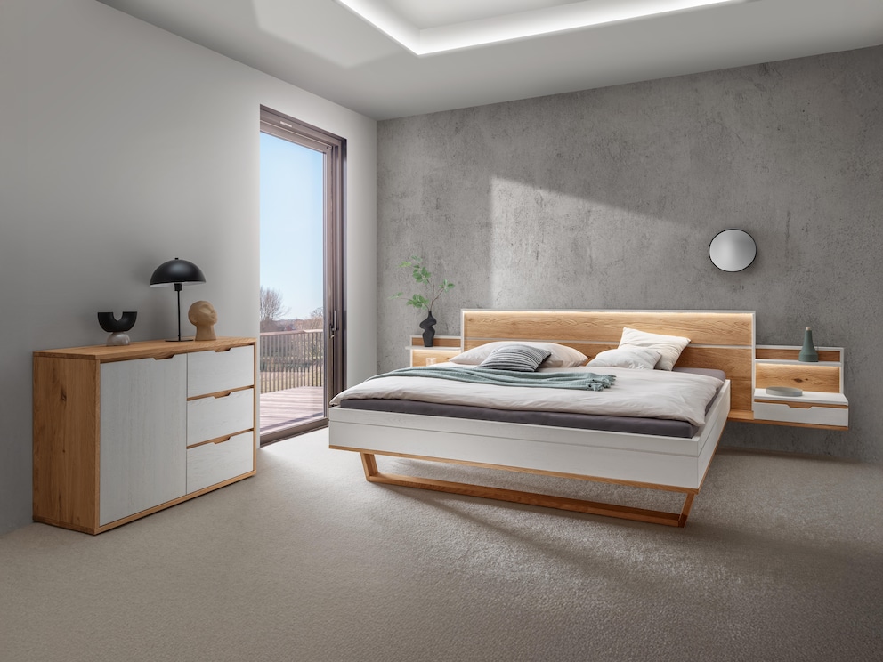 Les façades blanches éclaircissent la pièce. Ici, la version basse avec un compartiment armoire