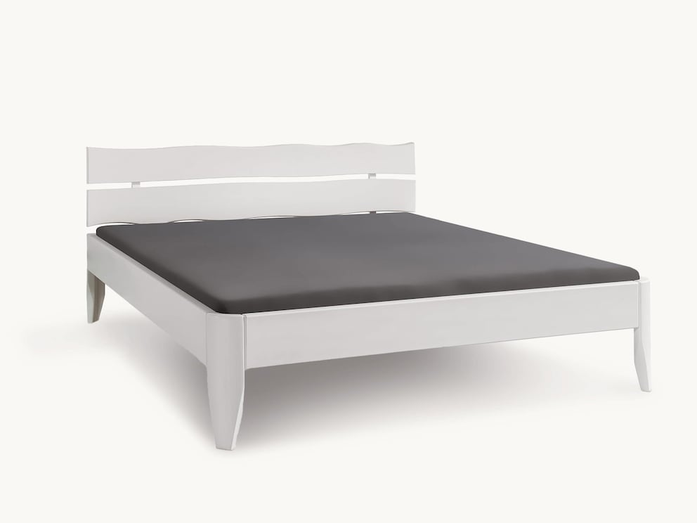 Hier het bed met opvallend hoofdeinde met boomrand en ronde voetvariant, zonder nachtkastje