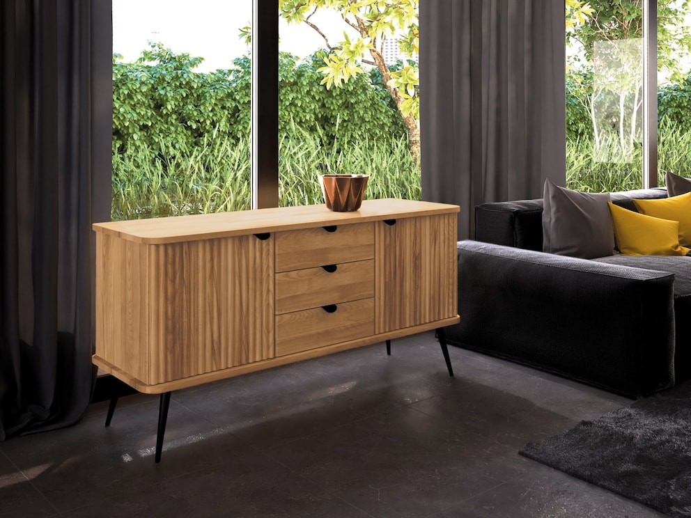 Das abgerundete Design fügt sich elegant in Wohnräume ein, hier Variante 02 in Kernbuche
