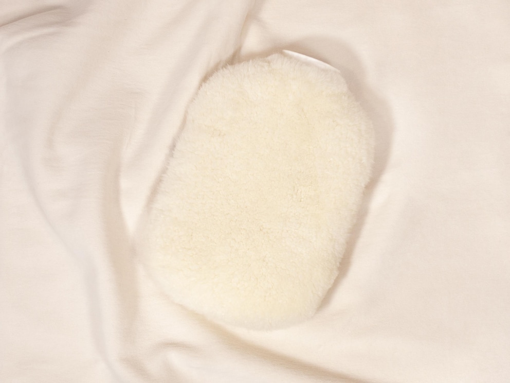 La bouillotte certifiée par le TÜV devient un compagnon câlin grâce à sa housse moelleuse.
