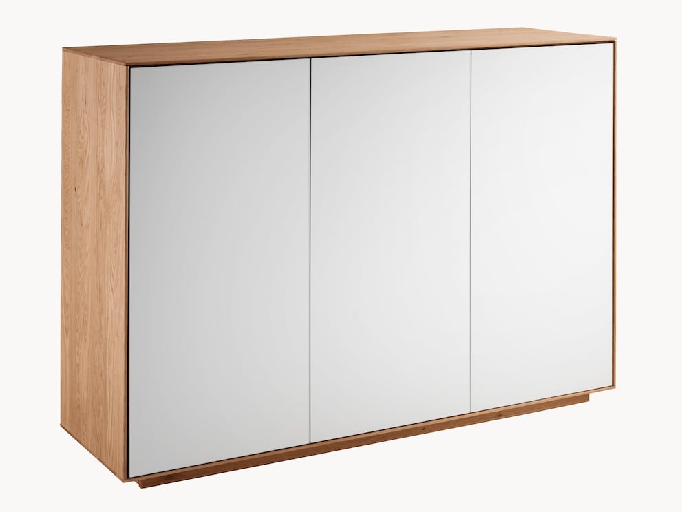 Les portes en verre blanc créent de jolies touches de couleur avec le corps en chêne sauvage massif, ici sans tiroir