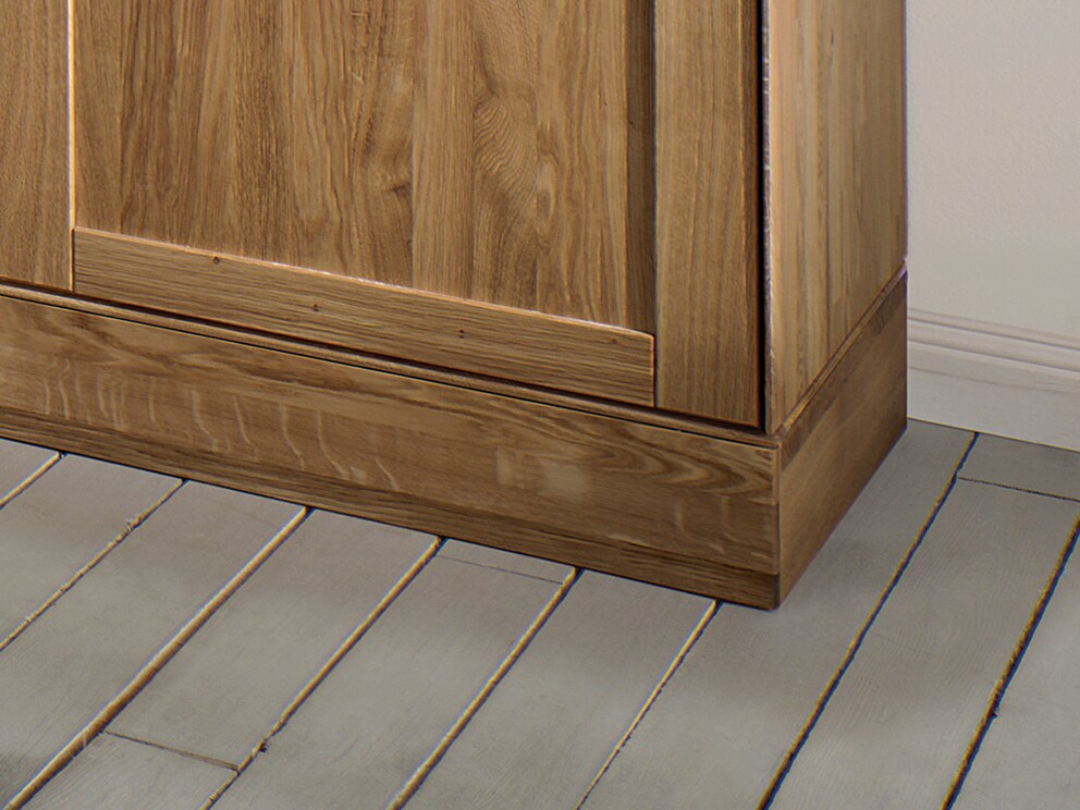 Cache de socle et finition latérale disponibles pour compléter harmonieusement votre meuble bas d'angle