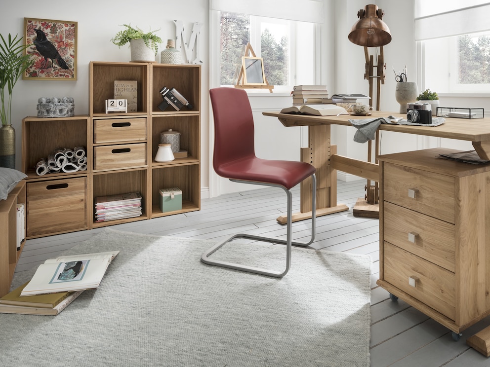 Le système de cubes en chêne massif est un véritable accroche-regard dans chaque bureau.