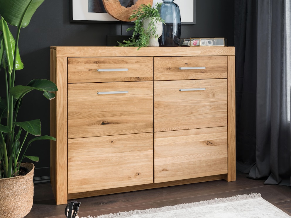 Rechtlijnig en modern dressoir van fijn wild eikenhout met een opvallend breed frame