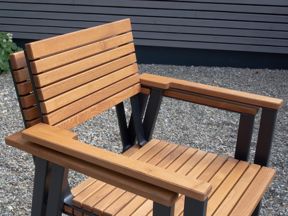 La disposition unique des lamelles étroites caractérise la chaise de jardin