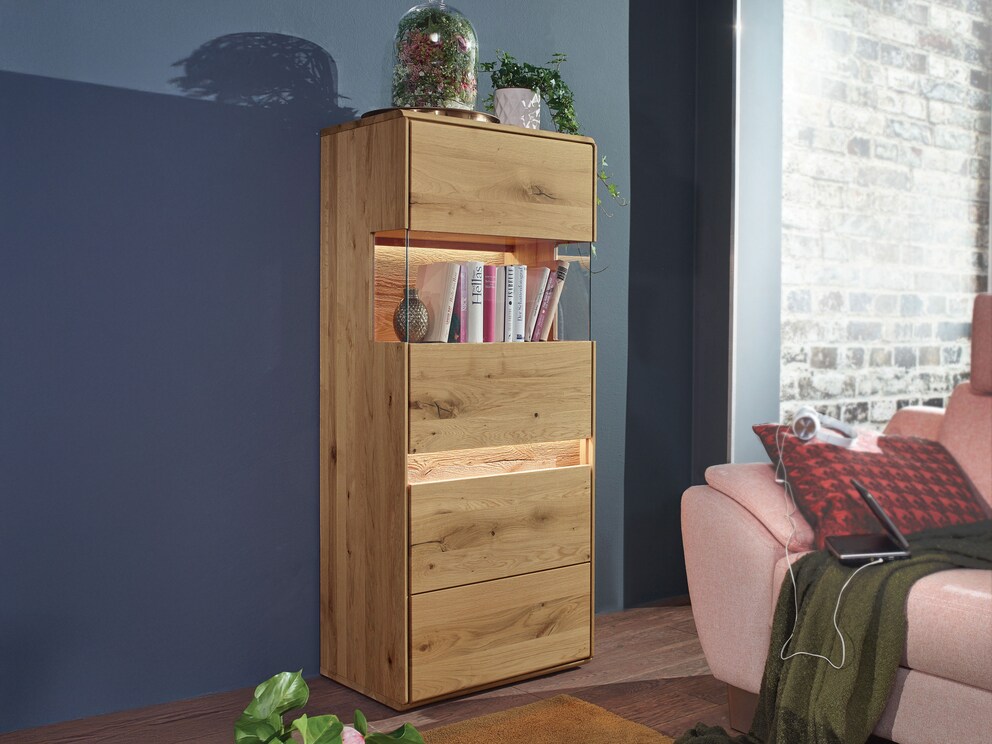 Hier is de highboard versie 01 of 02 met een groot uitstalvlak voor uw favoriete stukken.