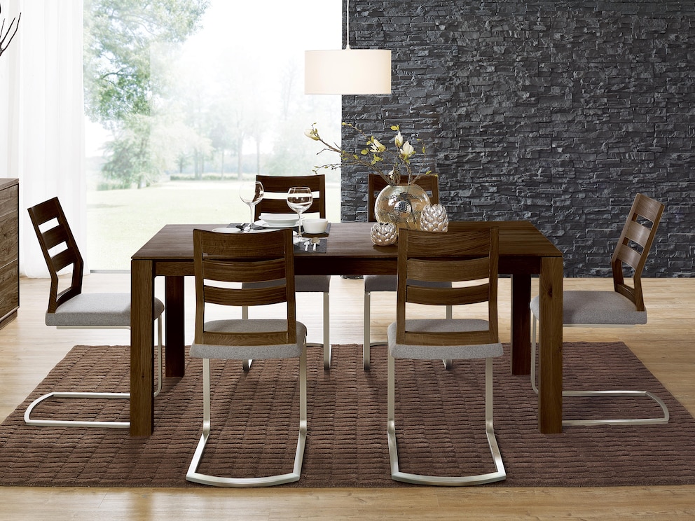 Bijzonder comfortabel door de beklede zitting en de schuine rugleuning