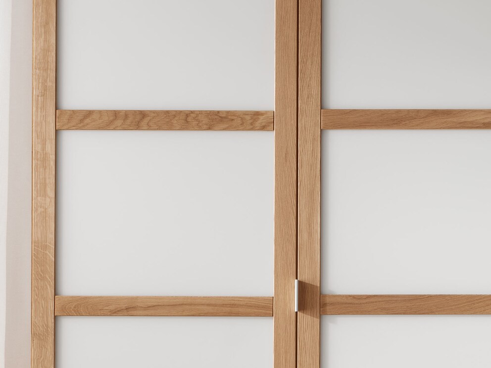 Moderne materiaalmix van matglas en massief hout, hier in wild eiken