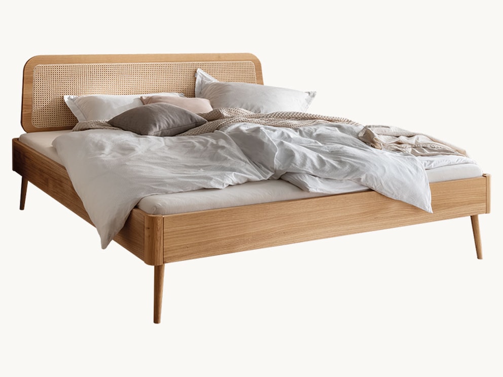 Massief houten bed Vienna met Weens vlechtwerk aan het hoofdeinde, hier in wild eikenhout
